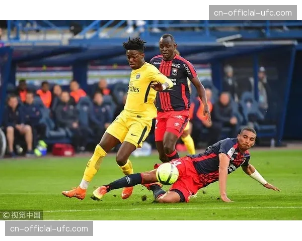 消息:为应对极端天气,多个法甲主场将启动夏季顶棚加装工程 消息:为应对极端天气,多个法甲主场将启动夏季顶棚加装工程